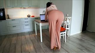 Ibu Tiri Galak Ketika Anak Tirinya Ngegembung Saat Dia Lagi Bekerja