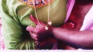 Istri Desi selingkuh, bercinta dengan canda mesum kotor dalam bahasa Telugu.
