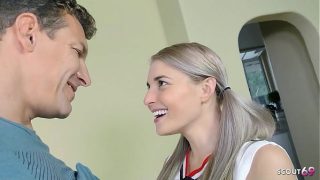 Remaja Pirang Lentur Berpayudara Kecil, Cheerleader, Dibujuk Ayah Tiri untuk Bercinta Keras Sebelum Dihujani Sperma di Wajah