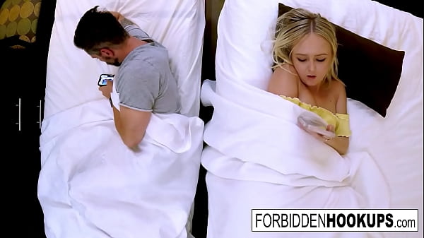 Gadis seksi berahi bercinta terlarang dengan saudara tiri mereka!