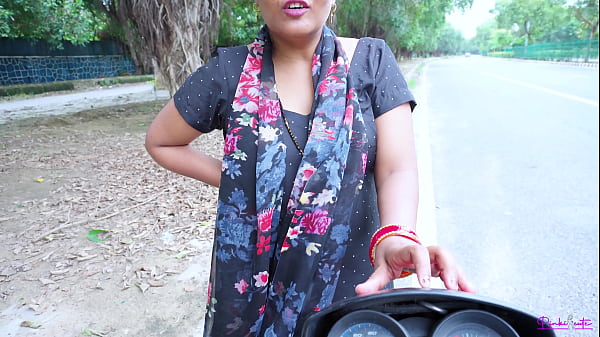 Bhabhi India nakal melayani klien di pinggir jalan, digituin doggystyle sambil merintih bahasa Hindi.