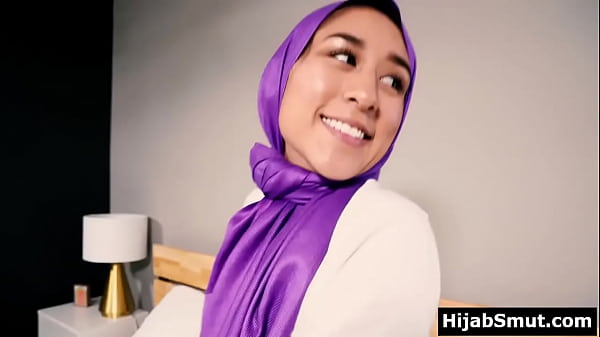 Gadis Arab berhijab ngewe di belakang orang tua
