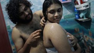 Cewek India mandi air panas, adik tiri, romansa panas bikin makin basah.