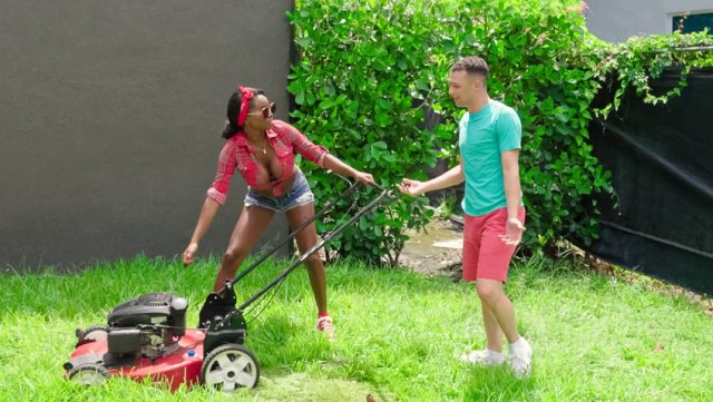 Bantu-bantu Tetangga Mami Montok Naomi Foxxx Sama Johnny Love, Sampai Keluar Mani Pekat