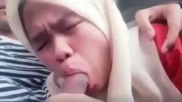 Cewek berkerudung ngemut kontol di dalem mobil, sampe muncrat.