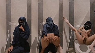Miss Lutty jilbabnya kebuka sambil colmek di toilet mall