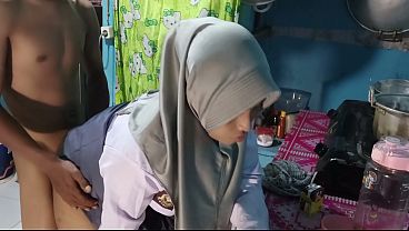 Ngentot adik ipar, nikmatin aja sambil mainin memek basahnya.