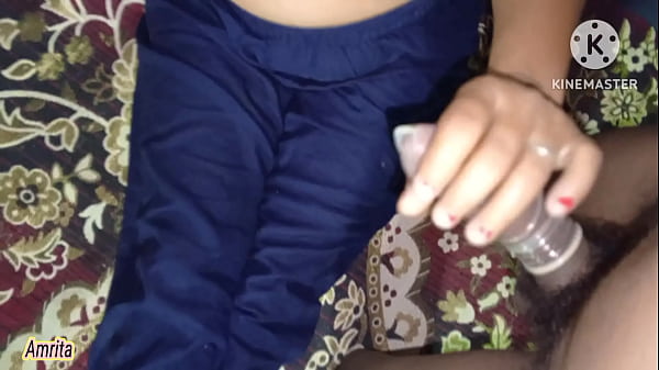 Kakak tiri sama adik tiri lagi main ranjang, panas banget.