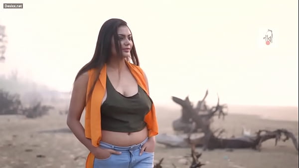 Desi cewek seksi lagi foto-foto, bikin ngilu