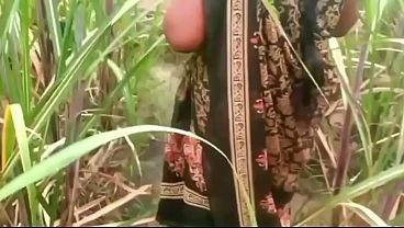 Ibu sama anak tiri ngewe di luar rumah desa, bikin basah kena angin malam.