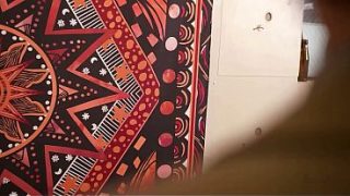 Korea – lu pasti udah gila pengen nyiumin kaki gue, kan?