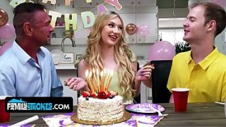 Anak tiri mungil dengan dada alami, Daisy Lavoy, menggoda dan naik ke atas kontol bapak tirinya.