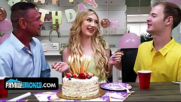 Anak tiri mungil dengan dada alami, Daisy Lavoy, menggoda dan naik ke atas kontol bapak tirinya.