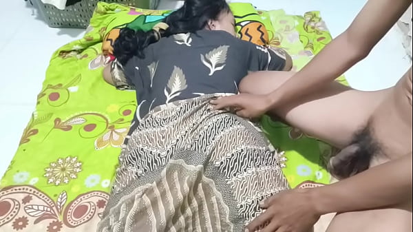 Ngentot bu Ratna, istri sange yang nganggur di rumah.