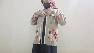 Gadis berhijab main timun sampai keluar.