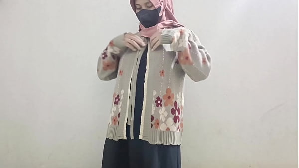 Gadis berhijab main timun sampai keluar.