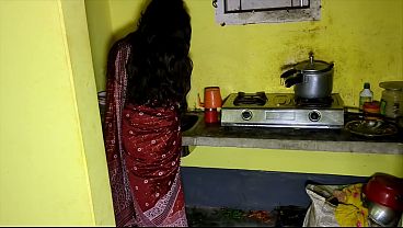 Devar ngeliat bhabhi sendirian di dapur, langsung gasik kontolnya ke memek bhabhi.