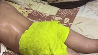 Ibu mertua dengan bokong gede bantu mantu, pijatan berubah jadi ranjang.