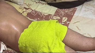 Ibu mertua dengan bokong gede bantu mantu, pijatan berubah jadi ranjang.