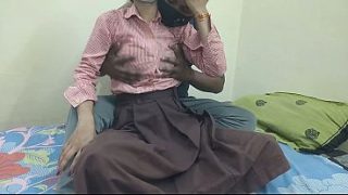 Cewek kuliahan India digebukin kontol pacar di kamar kos, crot di mana-mana