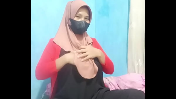 Gadis berjilbab mainin memek pakai dildo sampai crot sendiri.