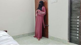 Ngentot pertama kali sama cewek hijab India yang malu-malu, crot di dalem