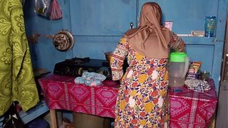 Ngentotin istri temen yang lagi asik masak sambil ditekuk.