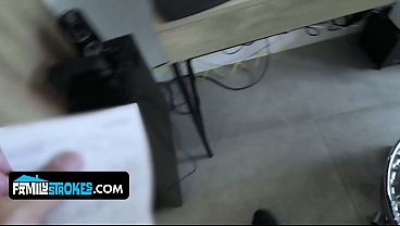 Gadis latin kecil ini bikin bapak tirinya mabuk lihat tubuh mulusnya yang bikin ngilu.