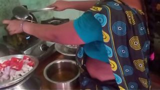 Ibu rumah tangga India main masak-masak sambil ngewe sama pacar.
