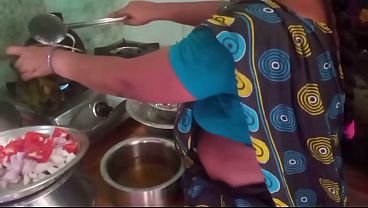 Ibu rumah tangga India main masak-masak sambil ngewe sama pacar.