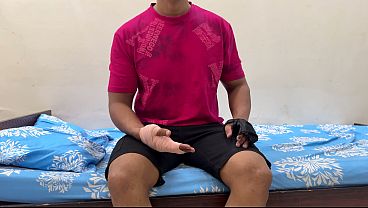 Ibu tiri sialan bantu anak tiri yang luka mandi, malah godain dia. Akhirnya ngehisap kontolnya, sebelum digenjot keras.