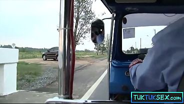 Ibu-ibu Thailand amatir diangkut dari jalanan terus digebuk di mobil