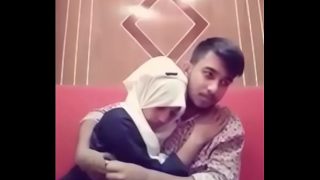 Desi cewek dan cowok lagi ciuman panas di hotel, bibir nempel basah