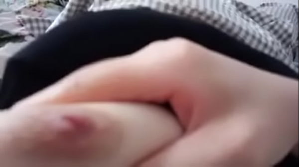 Cewek China ngintipin kamera sendiri, bikin makin pengen lihat.