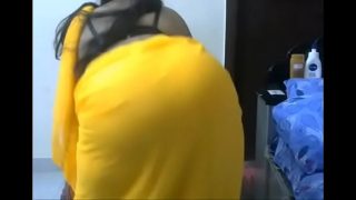 Desi priya aunty lepas saree sambil genit ngajak panas.