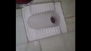 Pasangan desi ngewe di toilet, suara basah bikin makin greget.