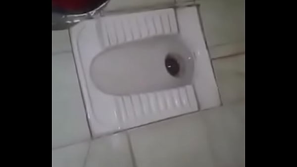 Pasangan desi ngewe di toilet, suara basah bikin makin greget.