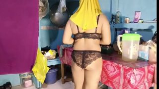 Bu Mertua masak pakai bikini, bikin dapur makin panas dan selera naik.
