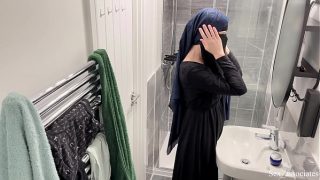 OMG! Gak nyangka cewek Arab bisa ngelakuin itu! Aku lihat langsung cewek Muslim Arab pake hijab lagi masturbasi di kamar mandi.