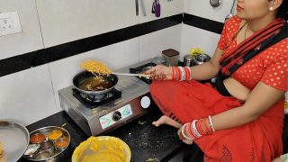 कोमल दिवाली पर नमकीन बना रही थी, तभी देवर ने भाभी को लेने का मन बना लिया