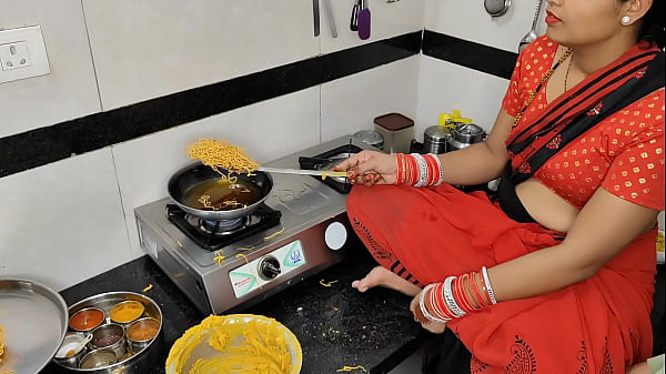 कोमल दिवाली पर नमकीन बना रही थी, तभी देवर ने भाभी को लेने का मन बना लिया