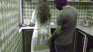 Bhabhi sange dapur me chudai jab wo khana bana rahi thi, Hindi audio ke saath garam maza.