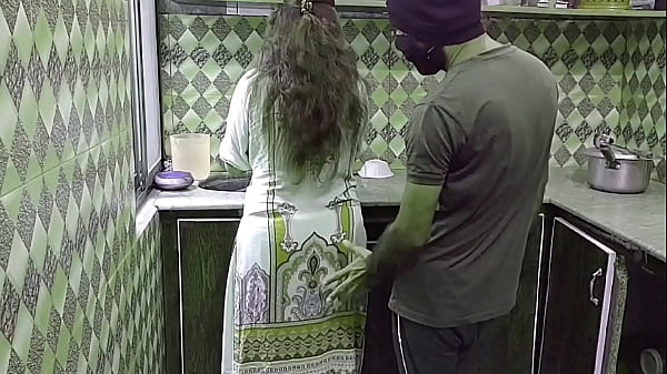 Bhabhi sange dapur me chudai jab wo khana bana rahi thi, Hindi audio ke saath garam maza.