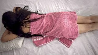 NRI cewek cantik dientot pelayan, pantatnya diremas-remes, kontol masuk memek sambil pantat digoyang.