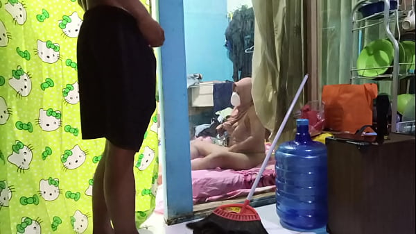 Ngentotin bini temen yang lagi bejilat sendiri.