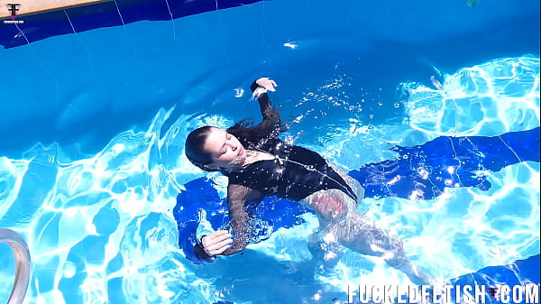 Jessica Bunny berenang di kolam, basah kuyup, gerakan menggoda bikin liur netes.