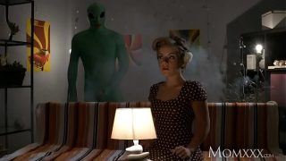 Ibu rumah tangga sepi digebuk alien misterius di malam Halloween, ngacengin banget.