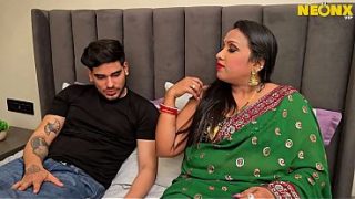 Bhabhi lagi horny sama bocah desa, crot di dalem, suara desahan Hindi bikin makin panas.