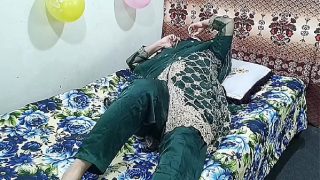 Seorang istri India memanggil bocah muda, lalu mereka bercinta kasar dengan suara Hindi yang bikin malu.