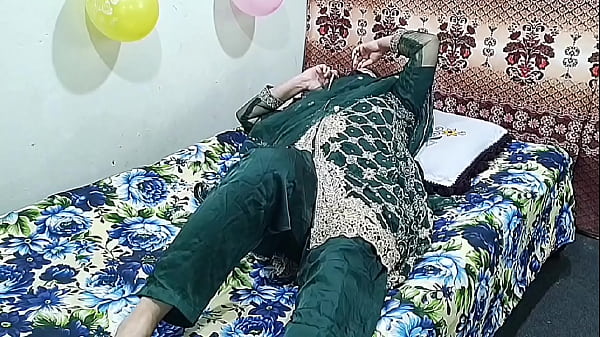 Seorang istri India memanggil bocah muda, lalu mereka bercinta kasar dengan suara Hindi yang bikin malu.